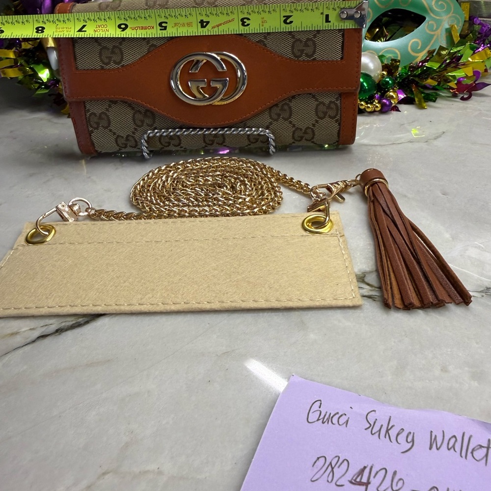 Gucci Tan and Brown Sukey Logo Wallet - Picture 15 of 16